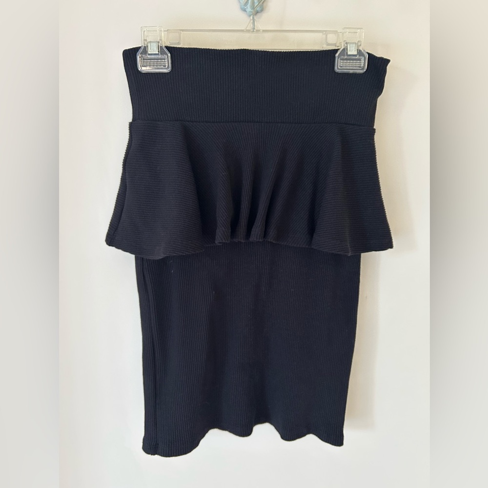 Y2K Betsey Johnson Black Knit Peplum Skirt 
Size: Large
Used (Like New)